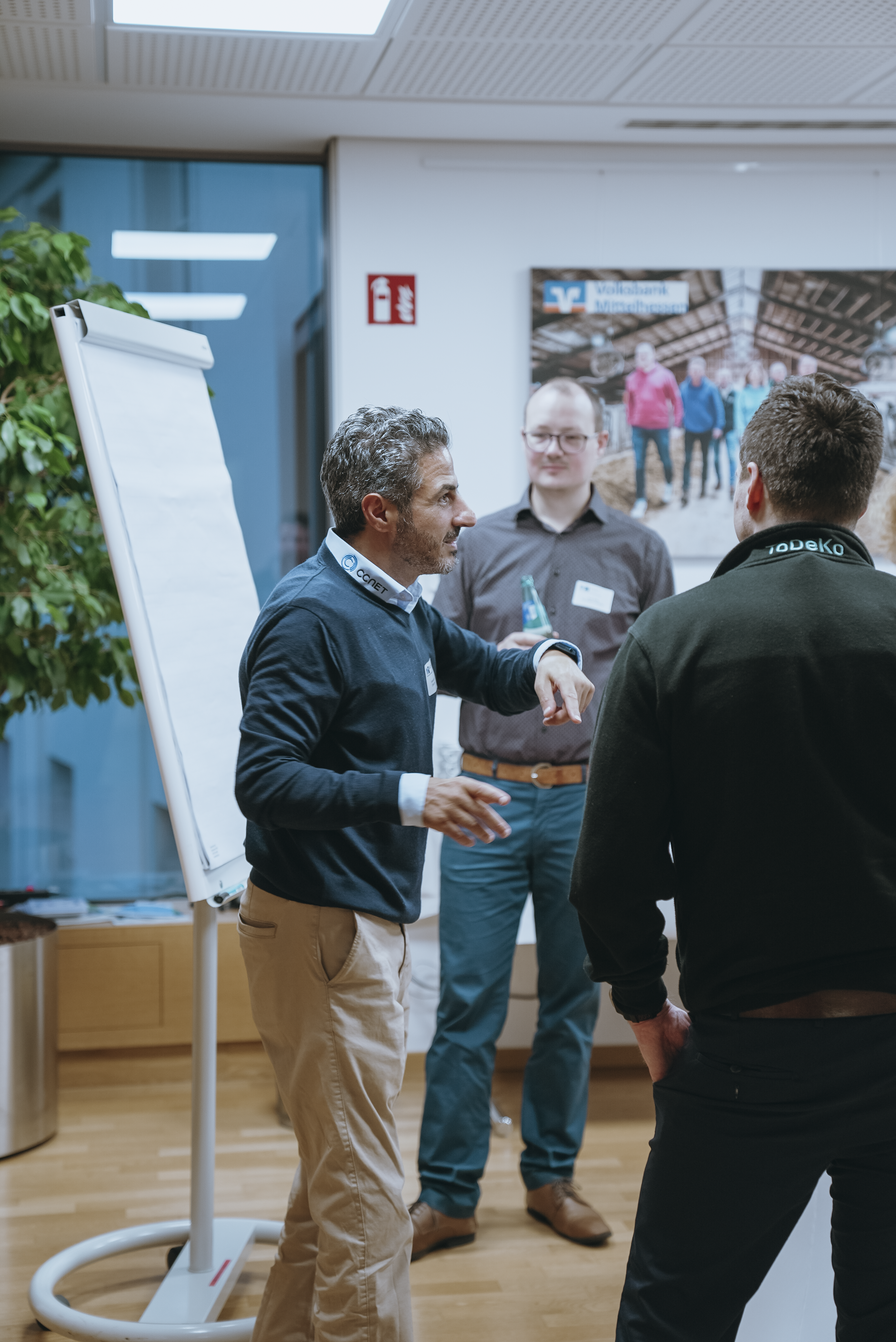 Discussioni alla lavagna nel barcamp dopo l’intervento introduttivo